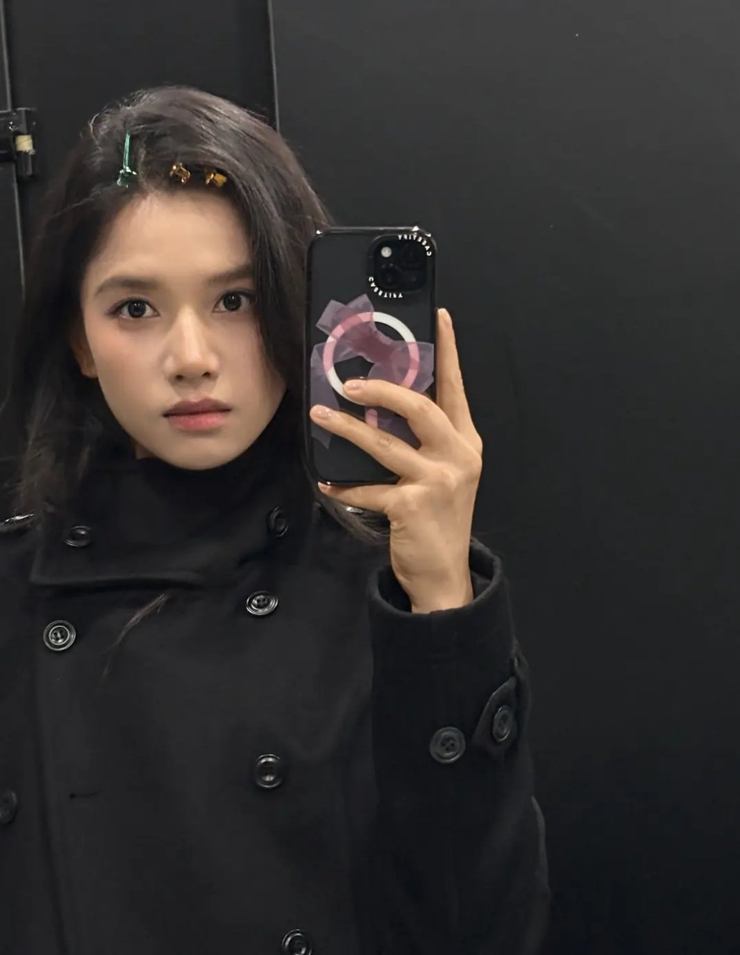 张婧仪素颜依旧是眉骨遮光，骨相好感觉到了50也还是长这样。 