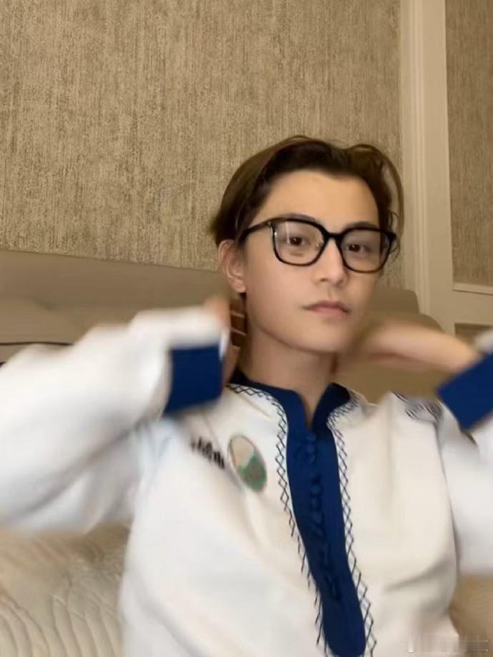 丁禹兮[超话]丁禹兮上班朴素关下班什么事 素颜状态下的皮肤状态绝了！怼脸拍都看不