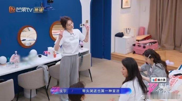 李小冉 在记了两个胳膊都记了乘风2026李小冉真的在拼尽全力，连胳膊都不放过，记