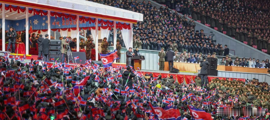 小姑娘年纪不大，已经坐上了“C位”，她的身份和地位似乎已经确定了！不得不说，这位