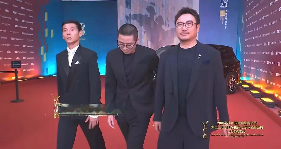 我不是很懂，为什么老是有人吹蒋奇明的颜？感觉文艺粉就喜欢稠的独特的，前几年章宇的
