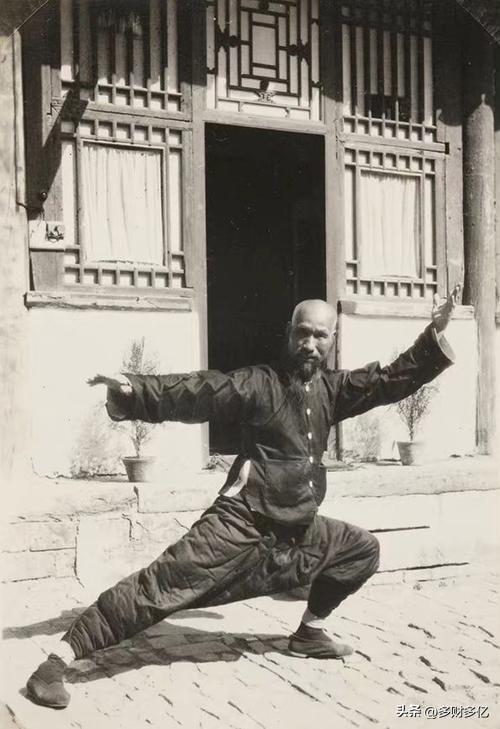 1936年，武术家寇运兴在德国柏林表演武术，遭到芬兰拳击手挑衅，说：我要用拳击挑