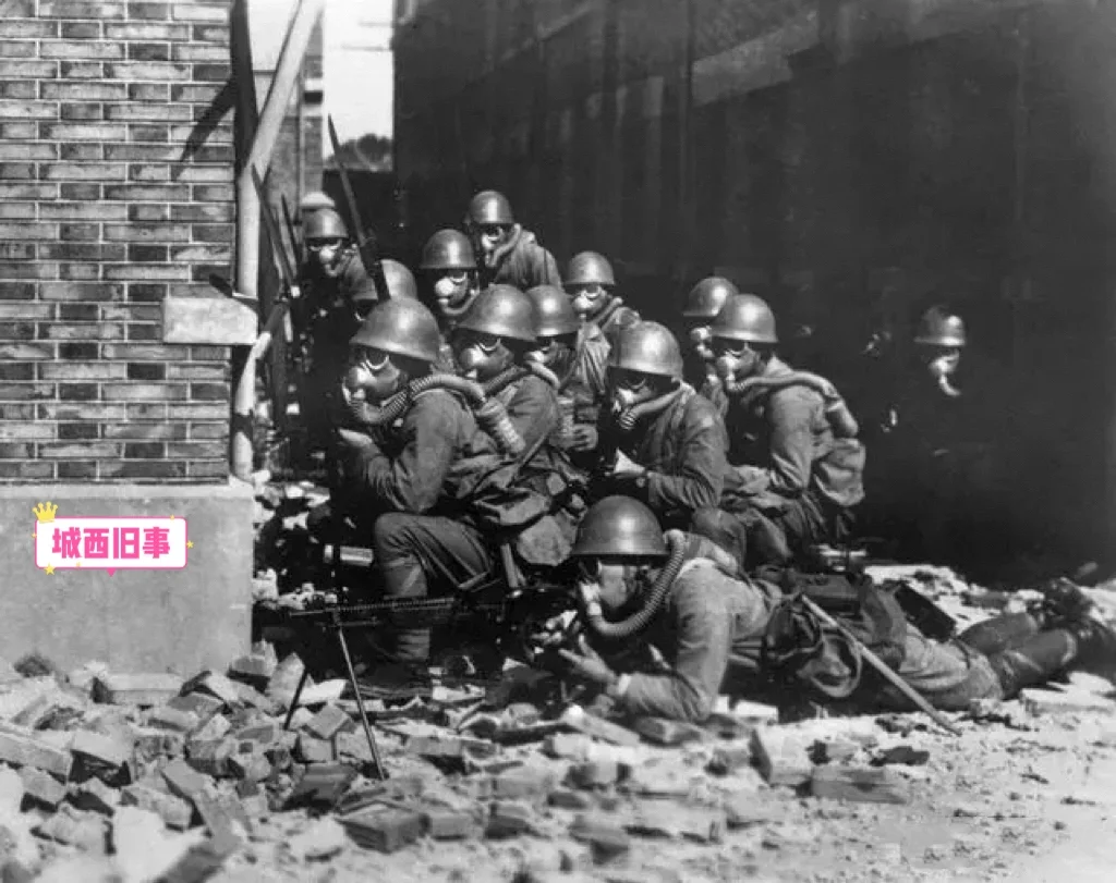1937年，淞沪会战，日军残忍地使用芥子毒气弹进攻的场景。当时日军狂妄...