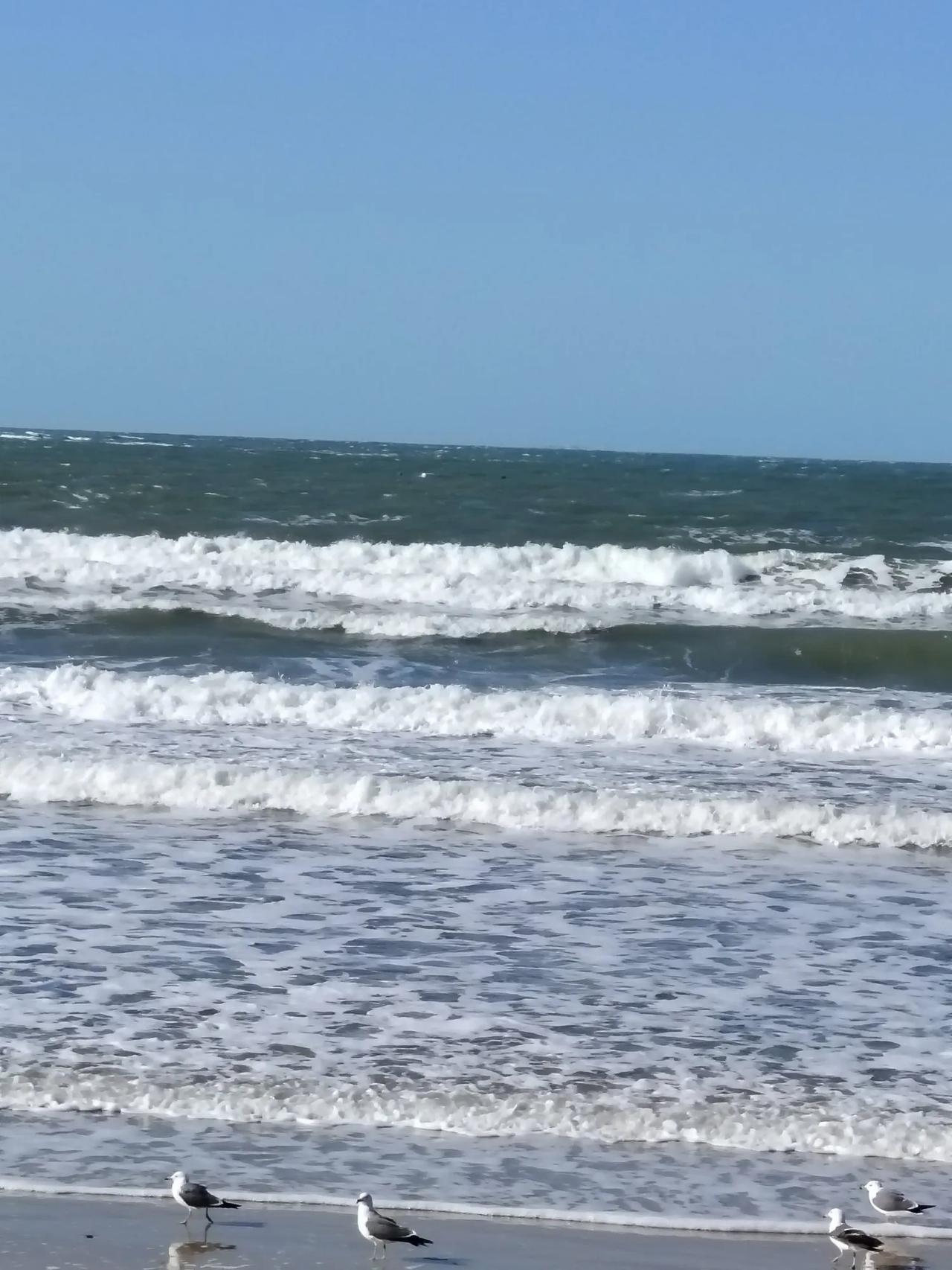 出上：青山不语藏风骨，
对下：碧浪高歌谢水情。