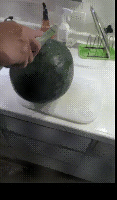 我以为是在切西瓜，一刀下去才发现是冬瓜！
据说这种瓜在韩国比较吃香，可以当凉拌菜