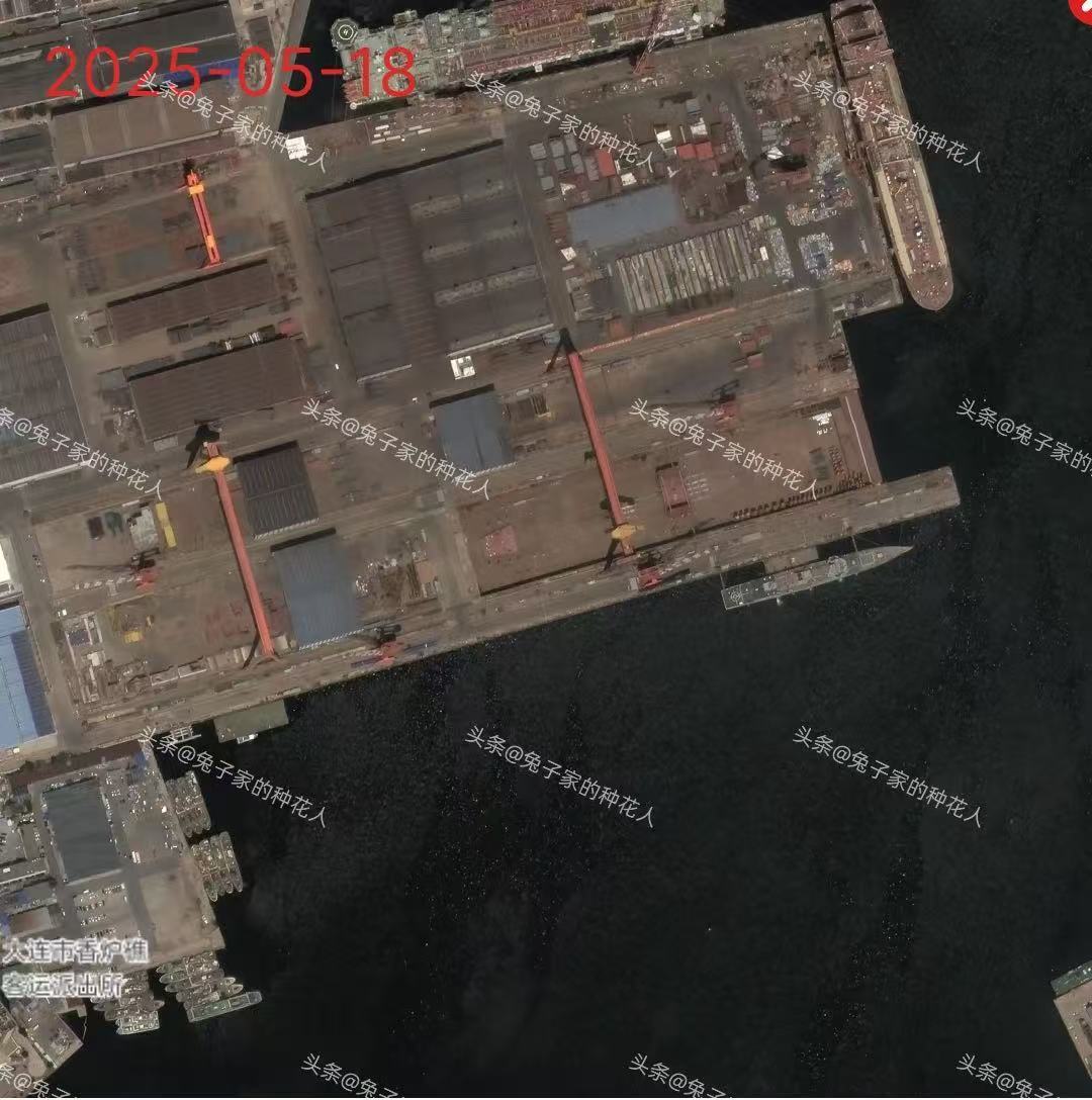 004新卫星图来了 [酷]坞内开始有变化，一块底板装上侧壁，水线宽带>43米，是