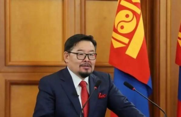 蒙古终于醒了！那个被西方忽悠了三十年的“第三邻国”迷梦，被赞丹沙塔尔一脚踢进了垃