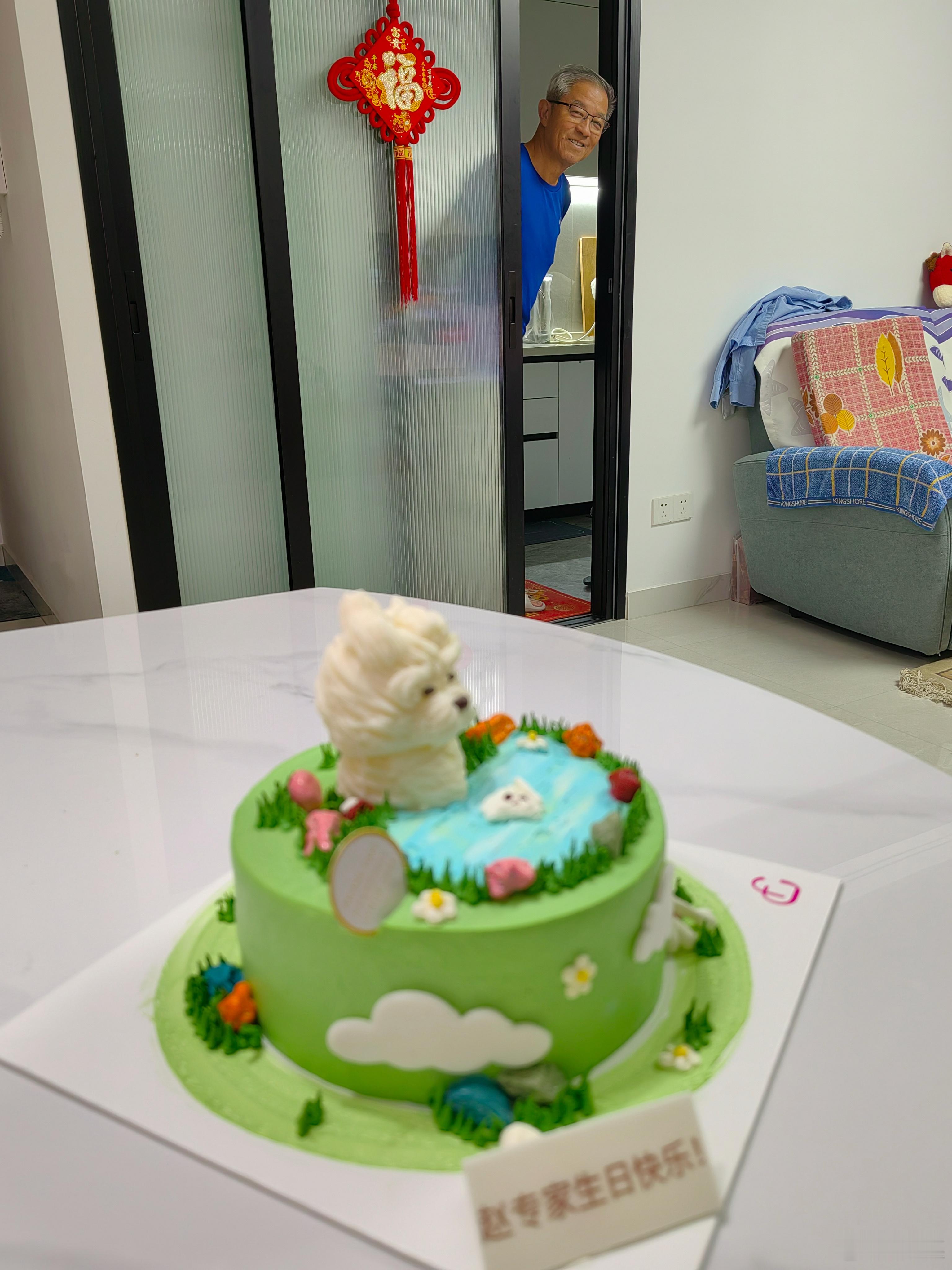 我爸过生日点蜡烛，拿出了一个这么大的打火机。。。 ​​​