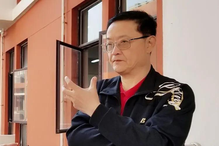 黄强歪谈体育认为，当年中超处在金元足球时代，引进了很多世界级球星和名帅，一年投入