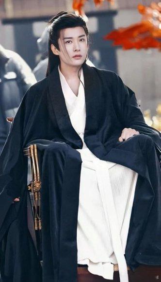 内娱轮椅赛道从不养闲人莫离 墨修尧一笑氛围感直接拉满，人设新颖又出彩，满心欢喜坐