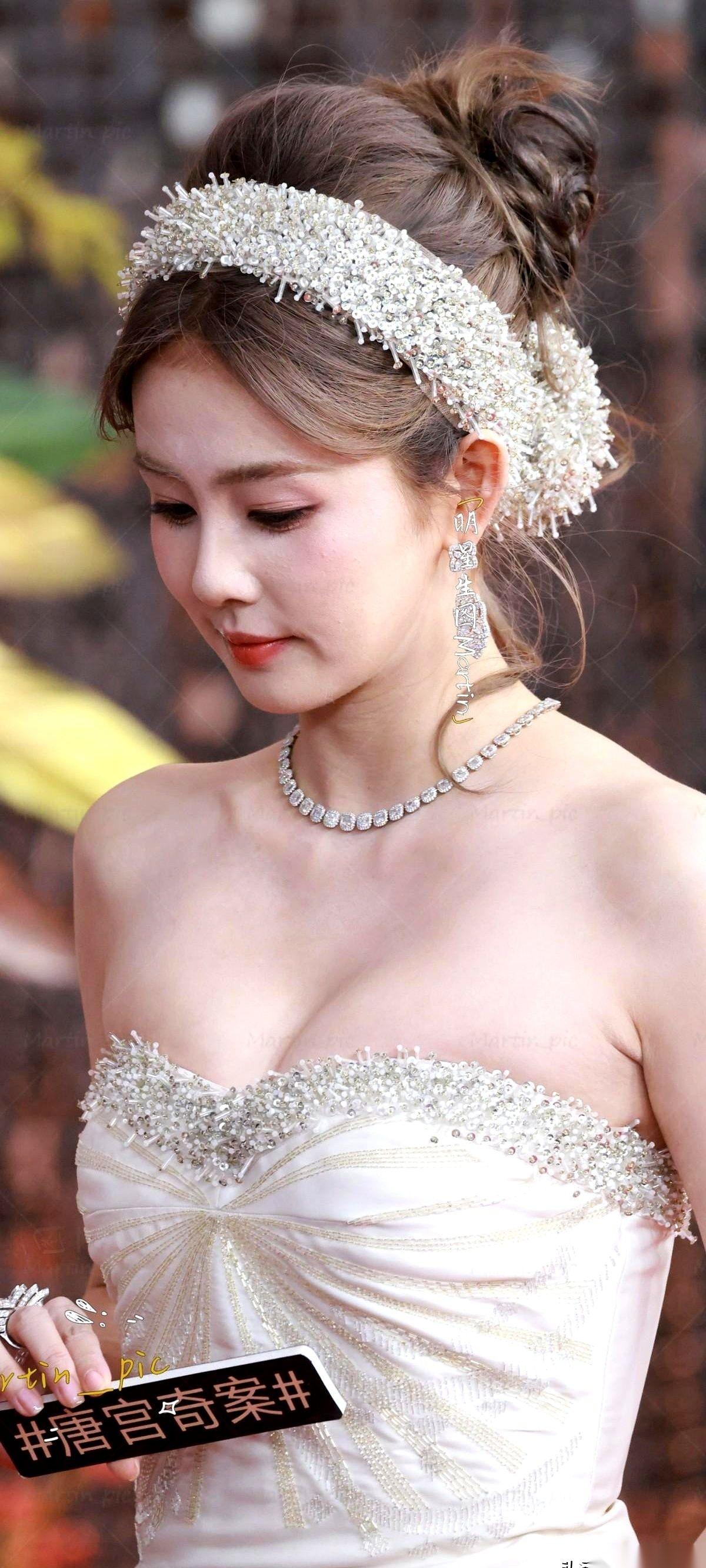 讲真，明星的“生图”，就是她们的卸妆水，甚至是卸骨水。
多少精修图里的神仙姐姐，