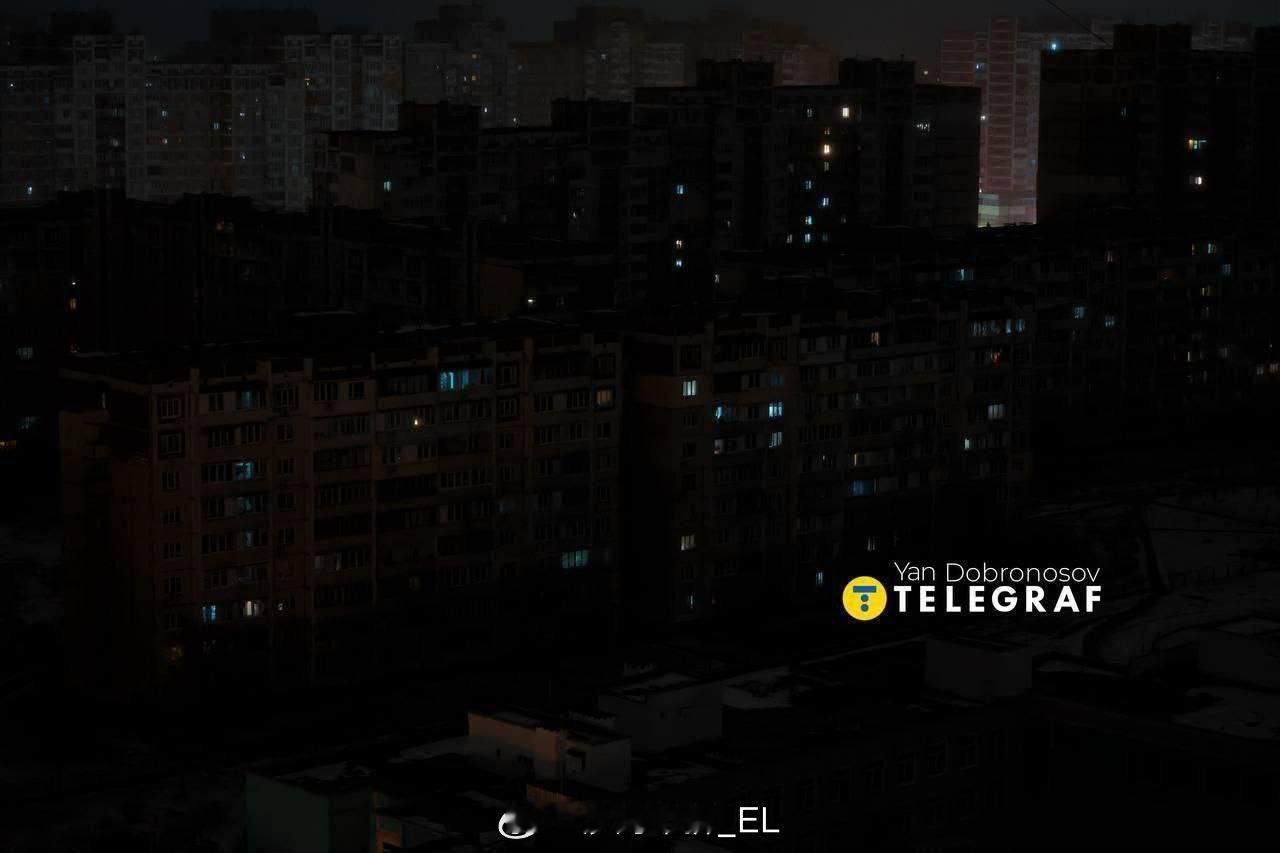 由于新一轮俄罗斯导弹袭击，乌克兰首都基辅面临大规模停电，官方说法是大概一半的住户
