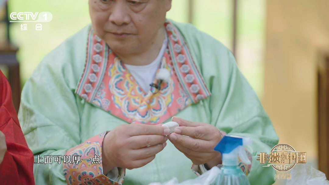 中国匠人让牡丹花开千年 说实话，看到那个0.1毫米的花瓣我人都傻了。这也太薄了吧