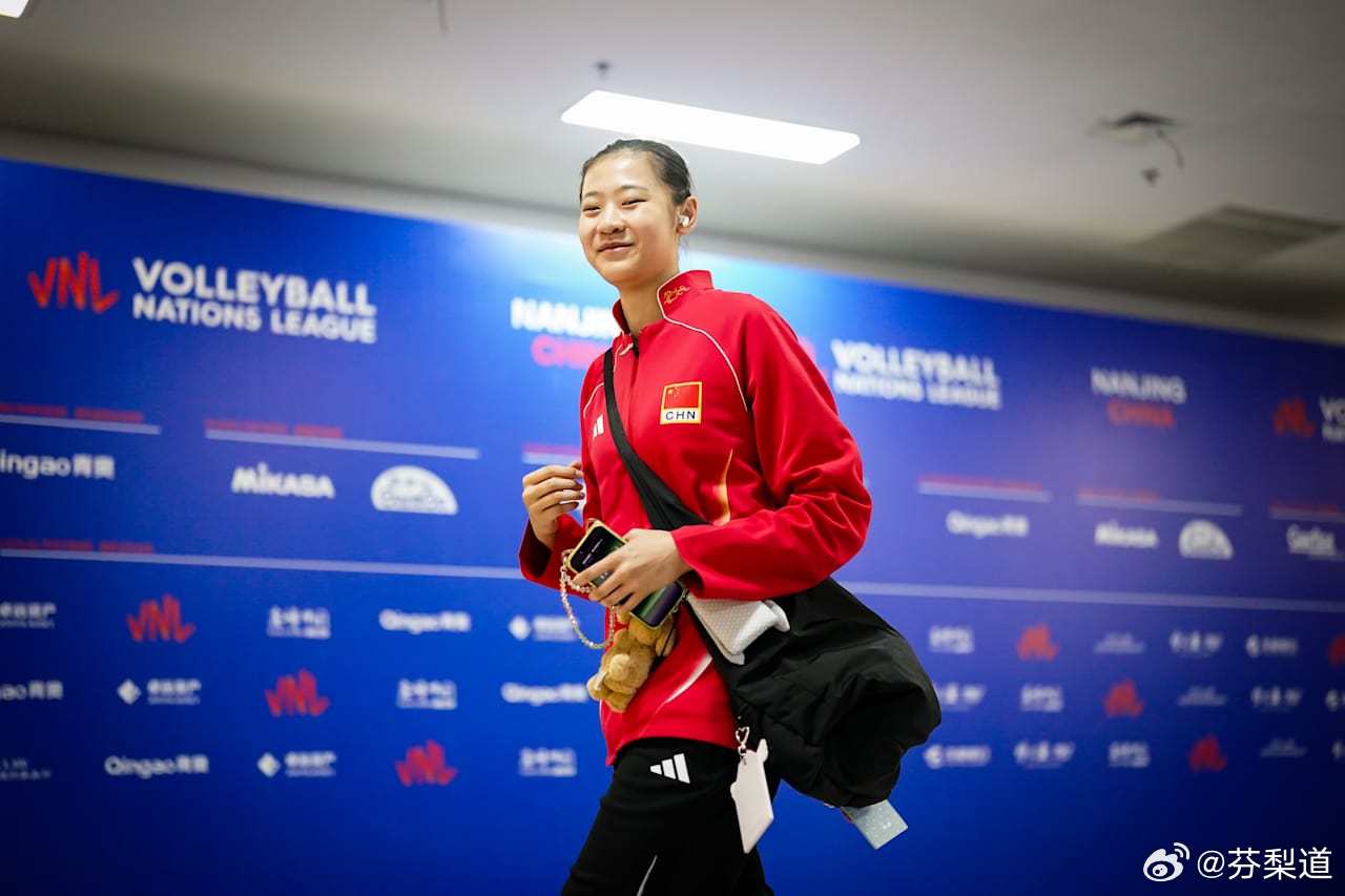 国际排坛动态中国女排 前两局：中国女排0-2（20-25/20-25）捷克女排 