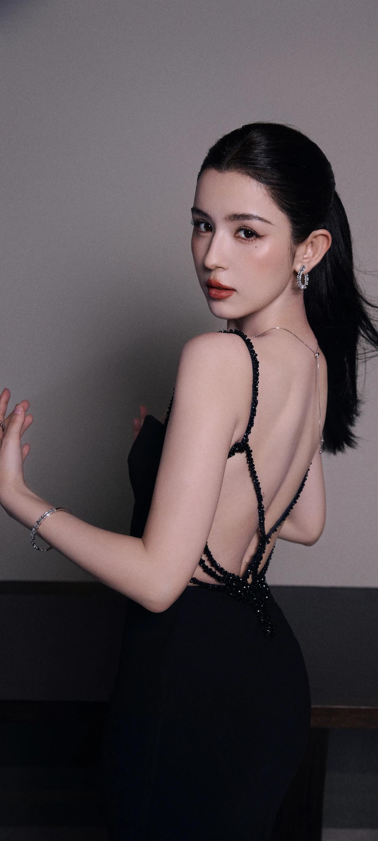 哈尼克孜，五彩斑斓的黑