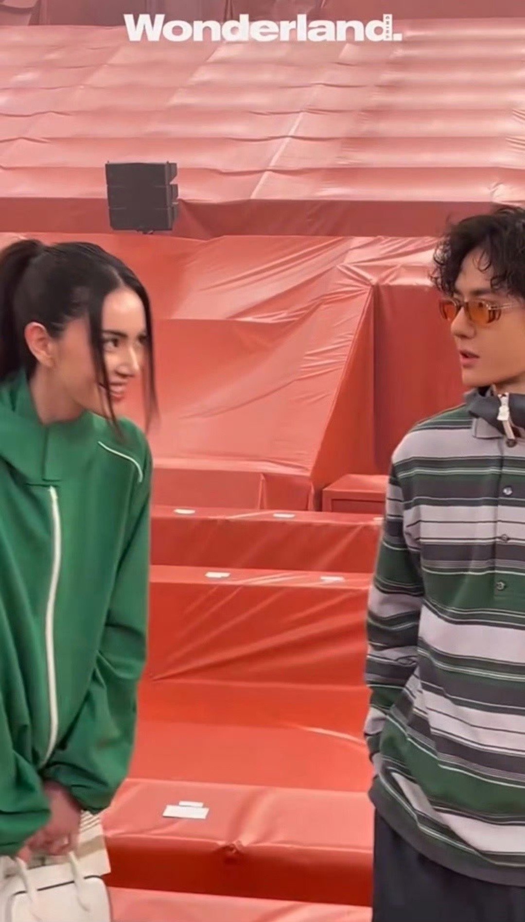 王一博Mai合影Mai说喜欢王一博跳舞 巴黎秀场梦幻联动！王一博和Mai惊喜同框