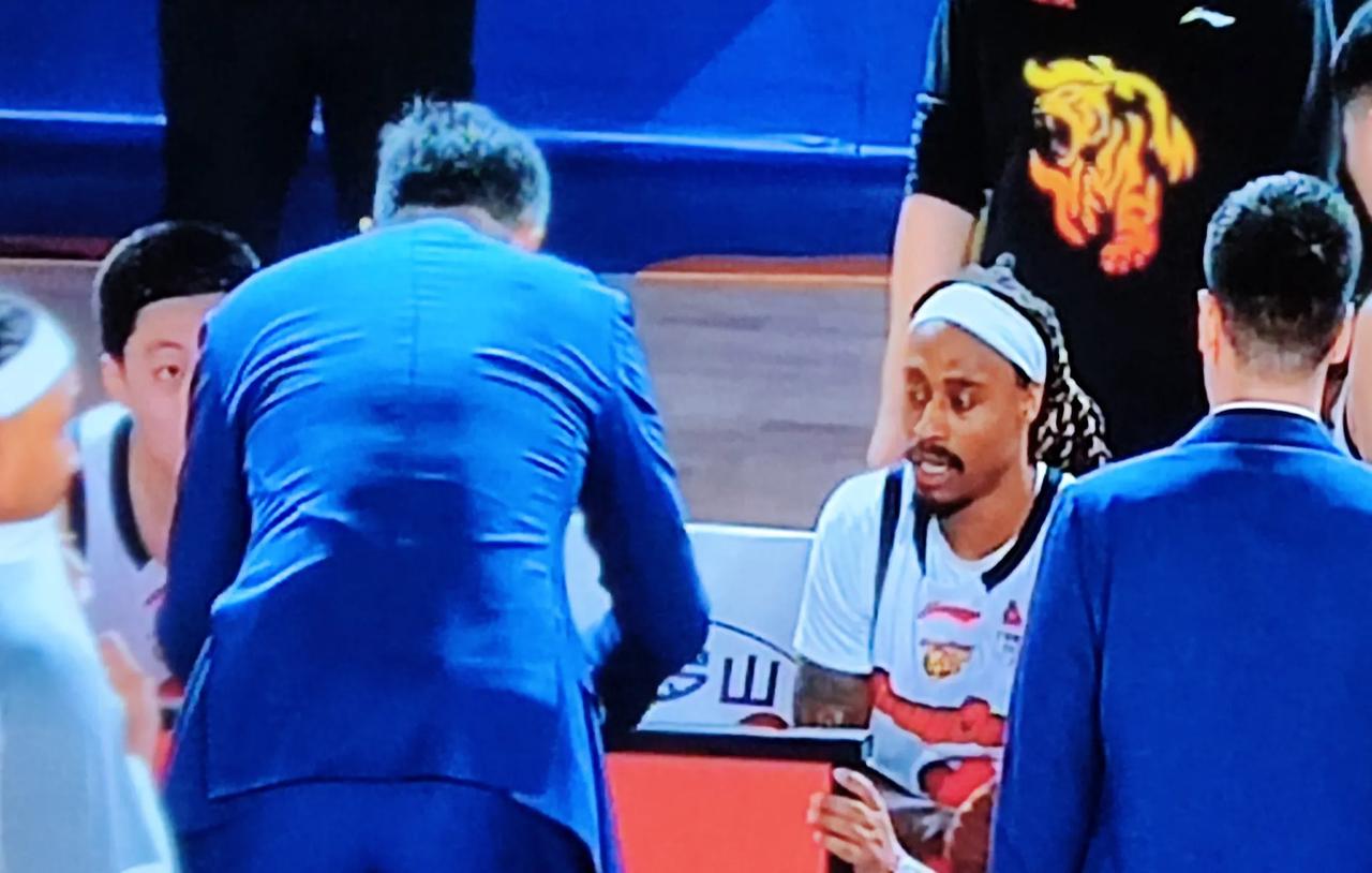 养伤了整个第一阶段，广东小外麦考尔终于迎来首秀，广东客场打新疆，这本来是丝毫没有