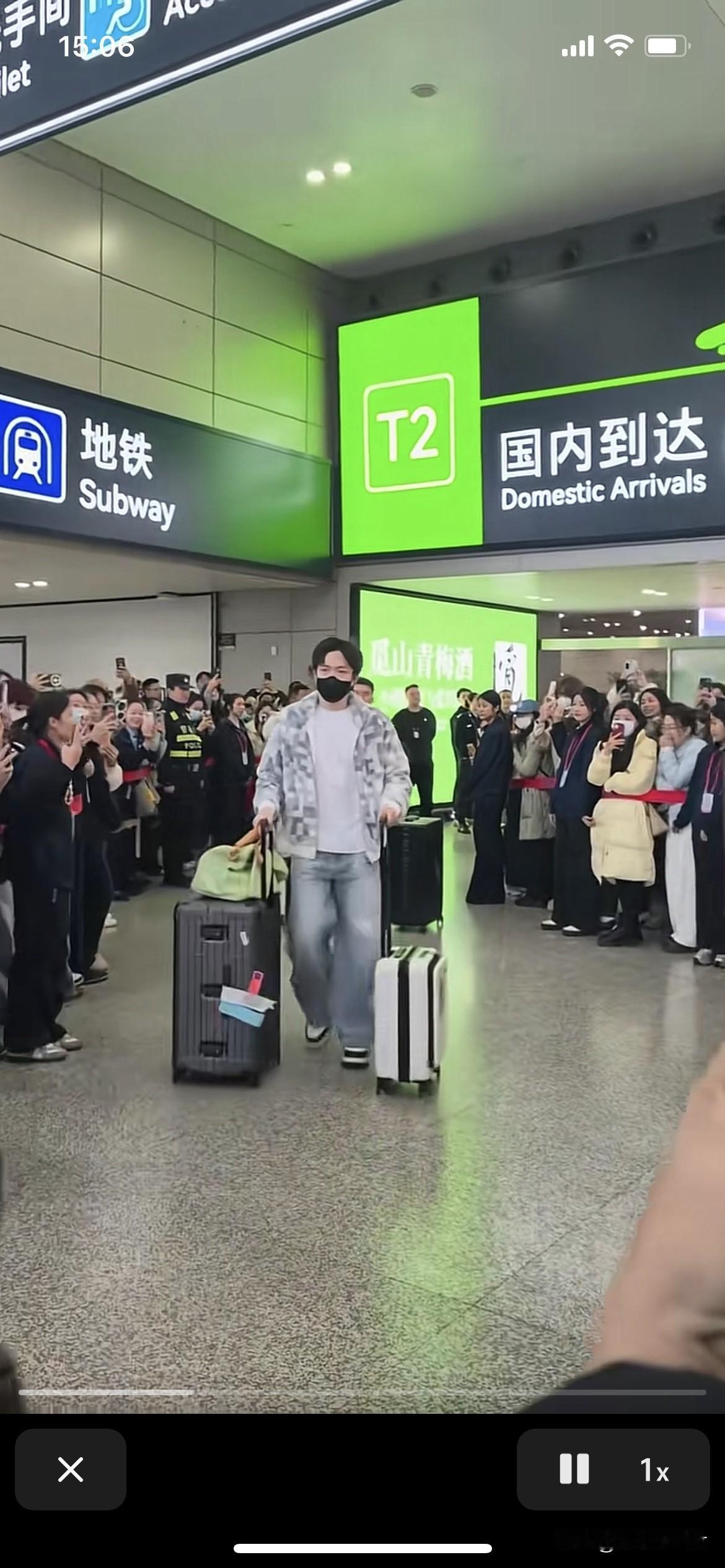 王楚钦到达成都机场了。
王楚钦到达成都受到成都人的欢迎。成都机场做的非常好。有红