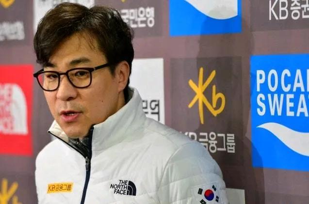 韩国滑冰联盟（KSU）更换短道速滑国家队主教练和改组了管理体系，任命金善台为代理