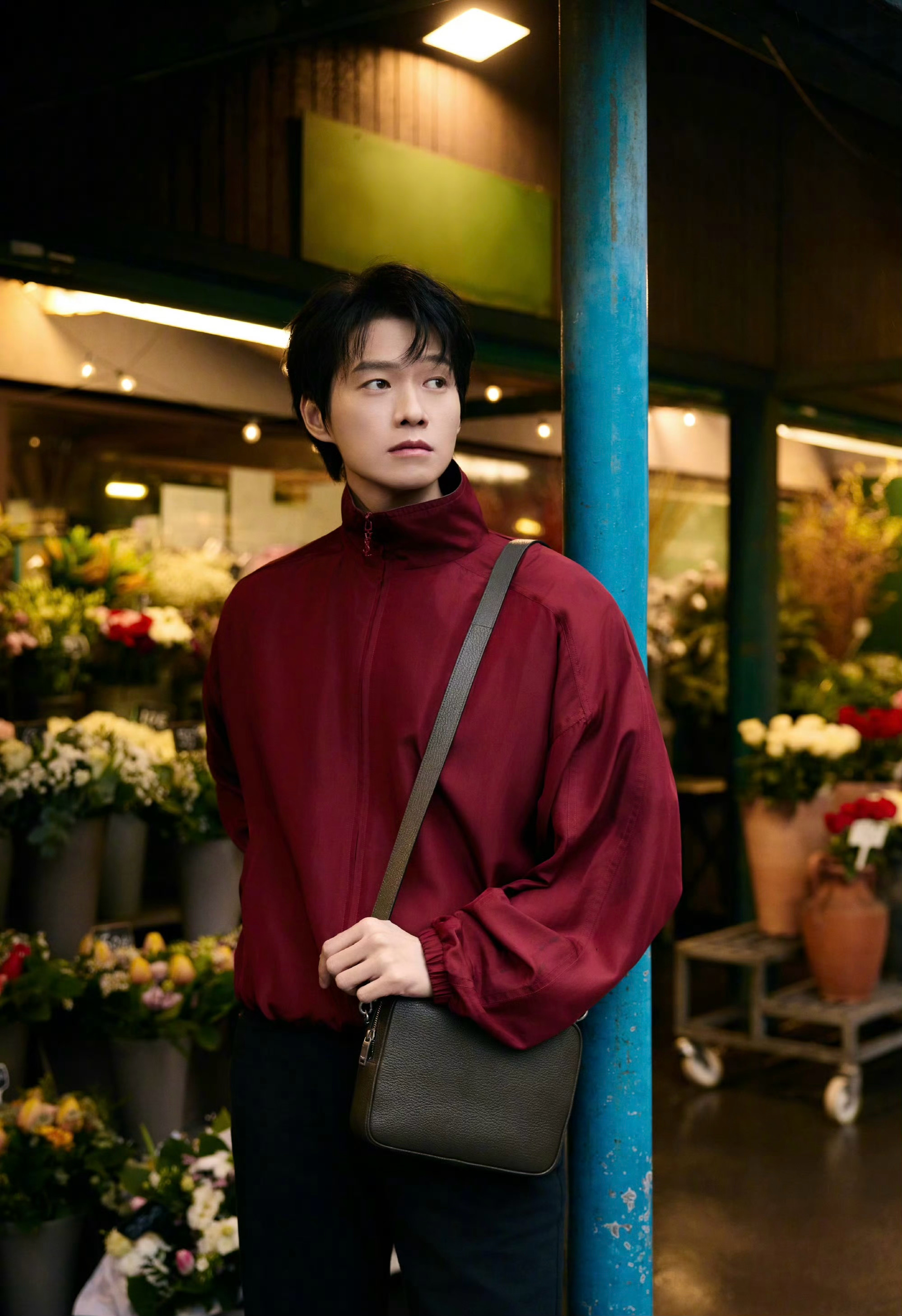 魏大勋 in Saint Laurent ☕️💐  巴黎男装周随拍，简单的造型