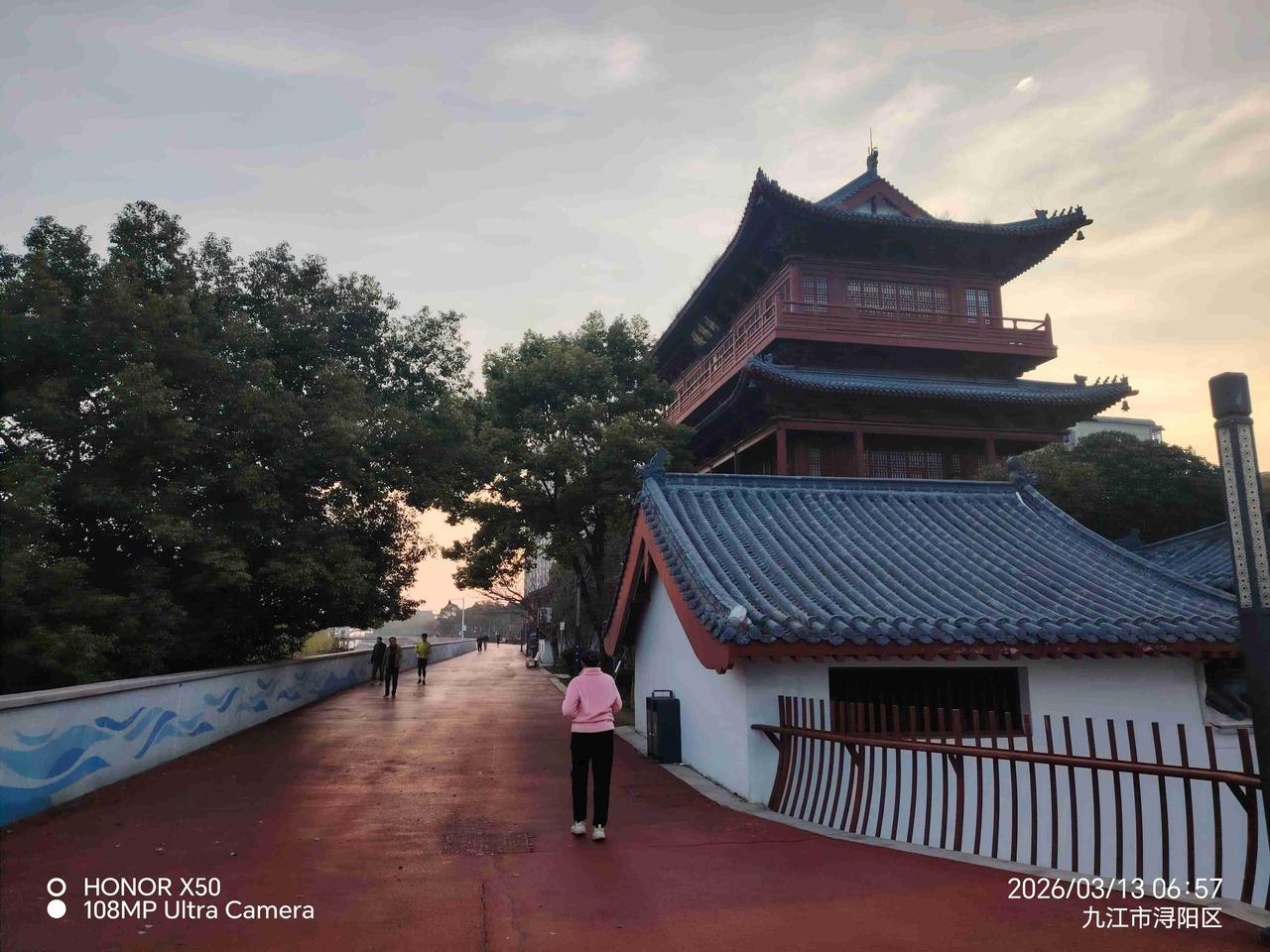 我的今日状态：😁轻松愉快
我这里的天气：☀️晴天长江岸边《浔阳楼》下晨练打卡