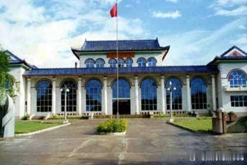 【马骏纪念馆】马骏纪念馆前面为苍松翠柏和鲜花所簇拥，八根白色擎檐柱，弧形蓝膜玻璃