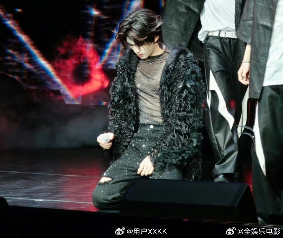 云旗透视装 云旗郝熠然澳门演唱会，云旗透视内搭好性感，是戴了剧里是面具吗！云旗摘