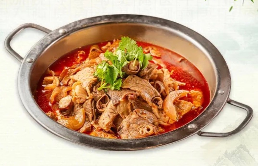 🔻正常，乐山苏稽名菜跷脚牛肉，大锅用敲断的牛骨为底，佐以牛肠牛尾的油脂，用草果