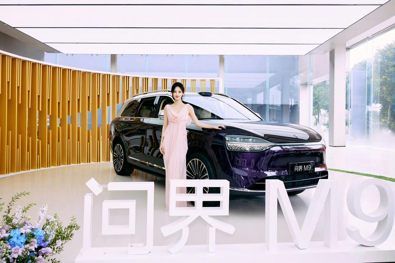 问界M9明星车主又又又+1，李一桐选了问界M9新推出的银境紫，上一个选银境紫配色