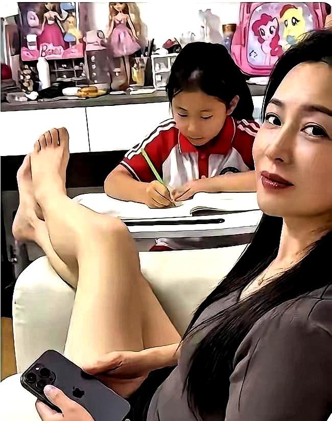 她端着过户回执单，指尖发抖的那一刻，二婚的真相被按下了重播键。
婚前，他已把两套