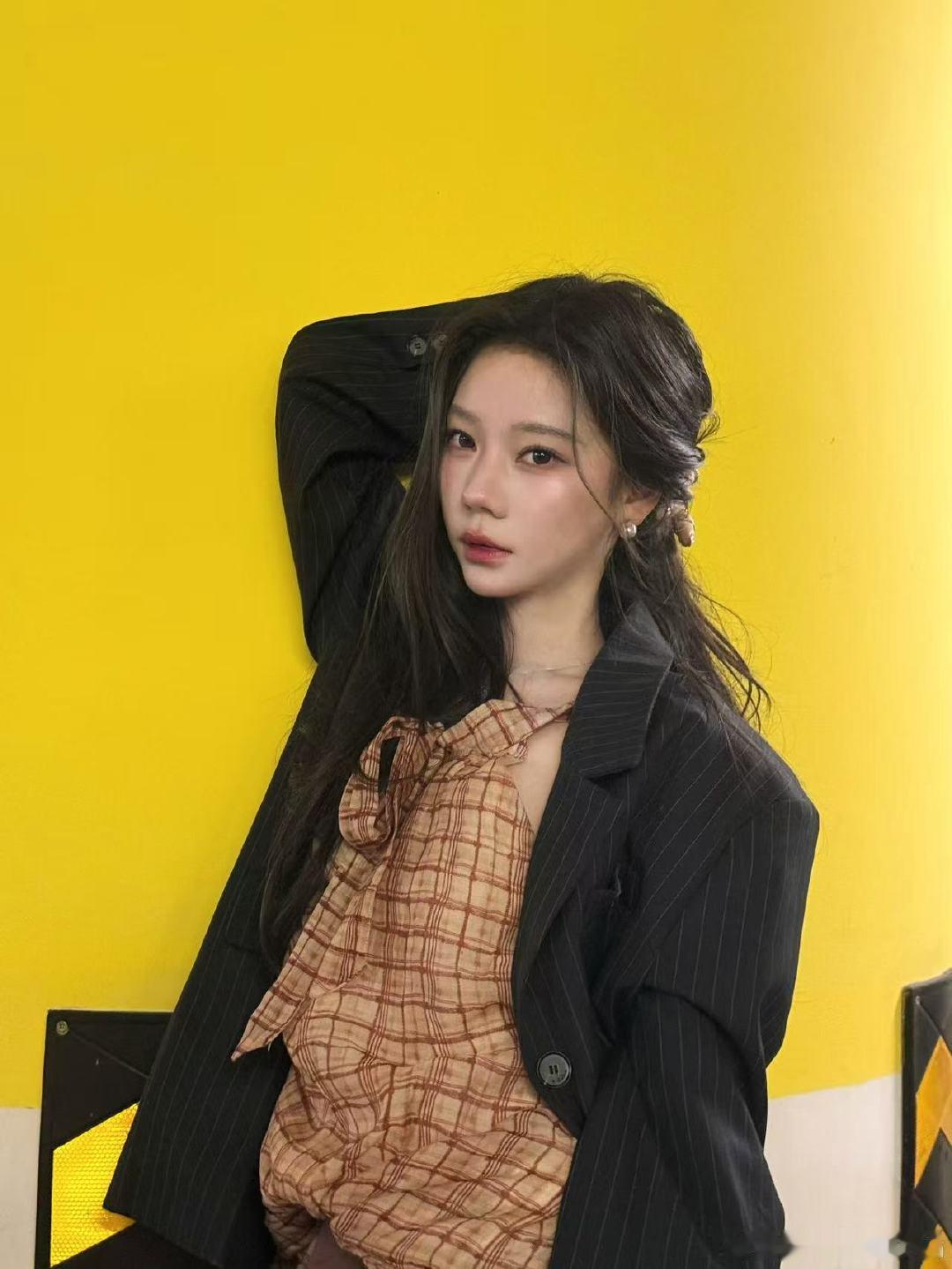 张紫宁听张杰唱仰望星空哭了张紫宁听张杰唱《仰望星空》，情绪如潮水般涌来，泪水夺眶