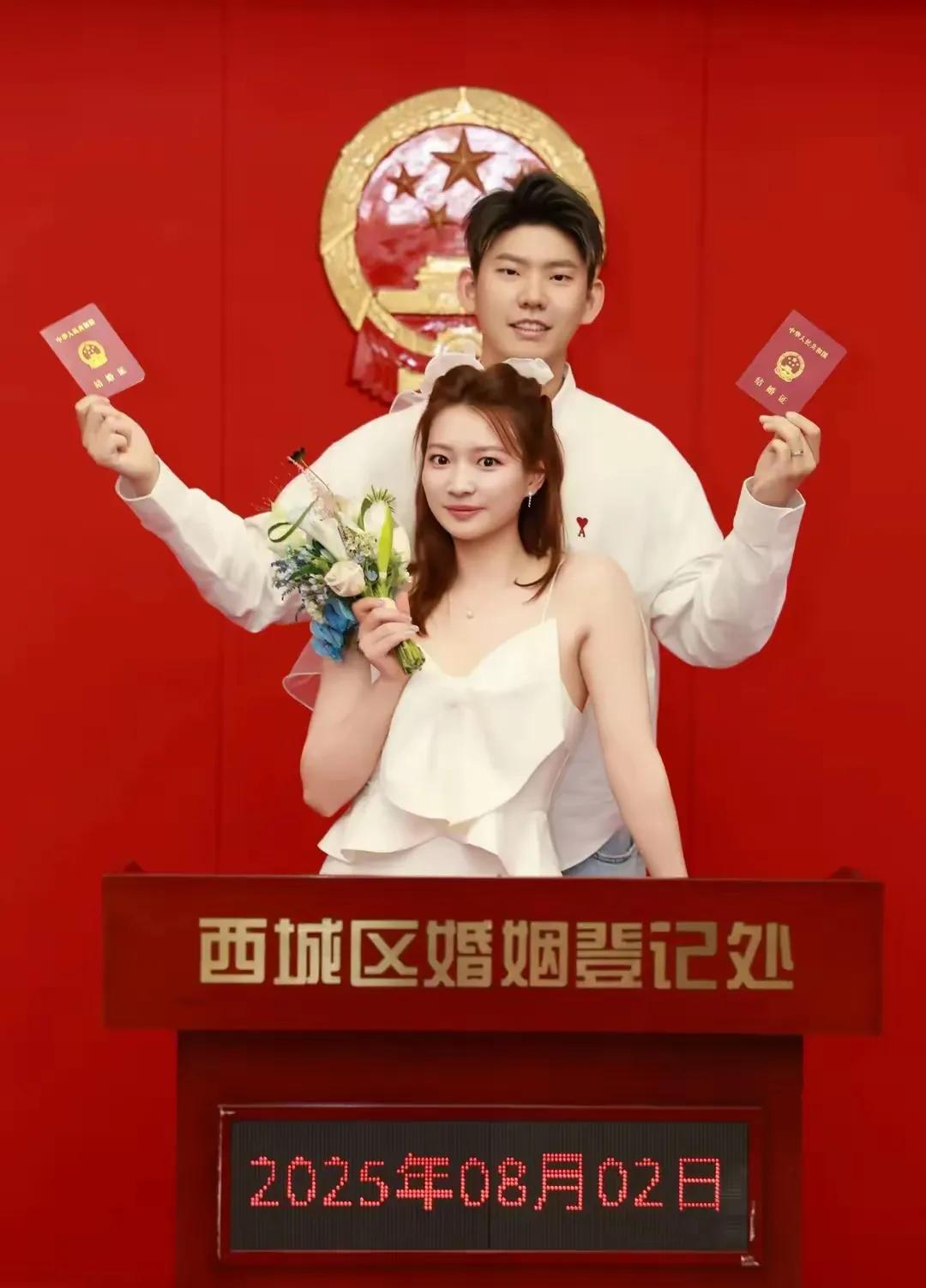 恭喜！黄雅琼刘雨辰修成正果，拿到结婚证！

8月2日，黄雅琼刘雨辰分享结婚照片，