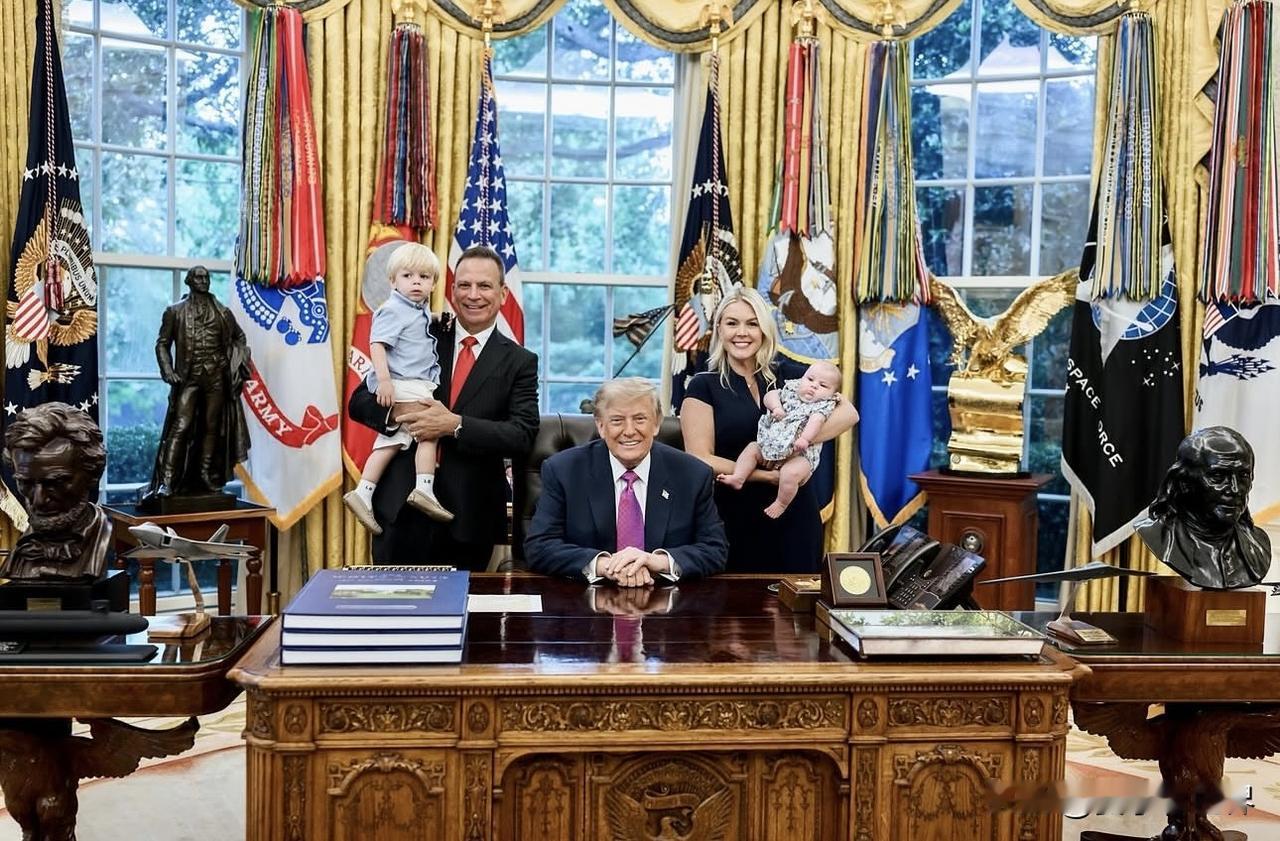 離職前的合影📷
Karolineleavitt ：God. Family. C