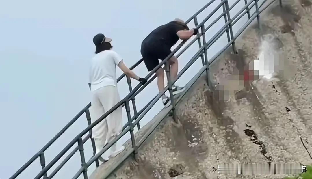 丹东凤凰山景区男子坠崖的悲剧，以最残酷的方式印证了 "君子不立于危墙之下" 的千