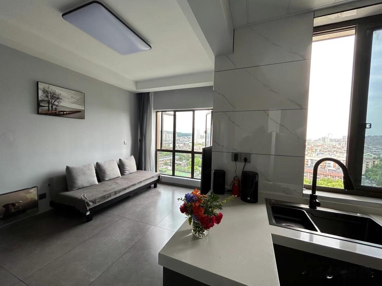 但换个角度想问题，大房子也同样在跌。
亏钱卖掉小套，再去买套大户型，这样的想法常