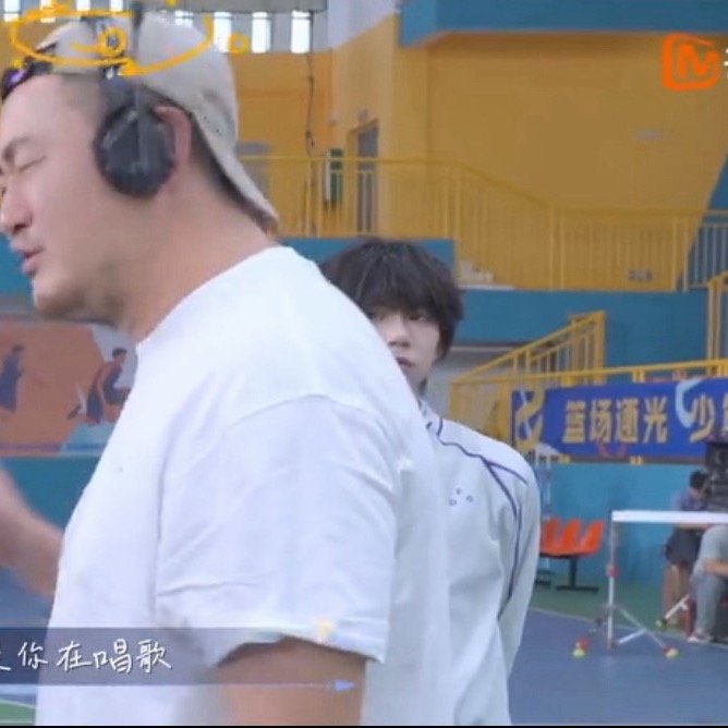 随便一拉就看到了一个斜眼小人机。 
