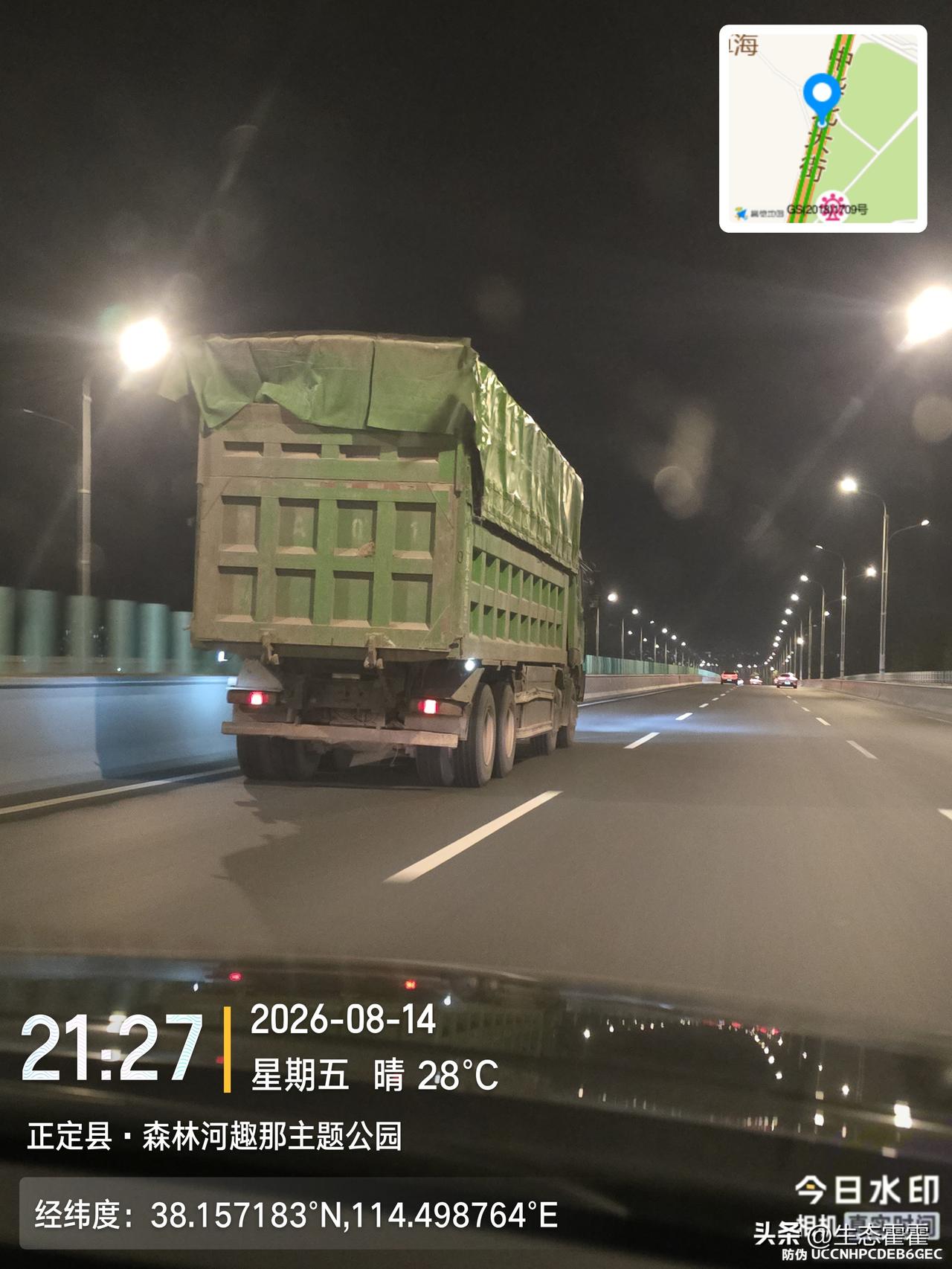 夜间在正定县森林河趣那主题公园附近中华北大街高架路段，有多台重型货运大货车通行。