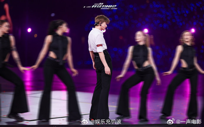 张杰和粉丝对唱看月亮爬上来循环无数遍！张杰看月亮爬上来对唱，浪漫值直接拉满 