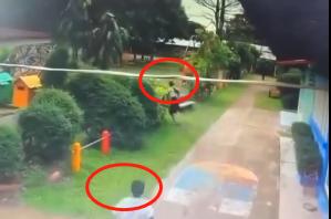 女老师批评9岁学生后被其提刀追杀，满校园奔跑躲避幸亏大长腿救命！

这件事在泰国