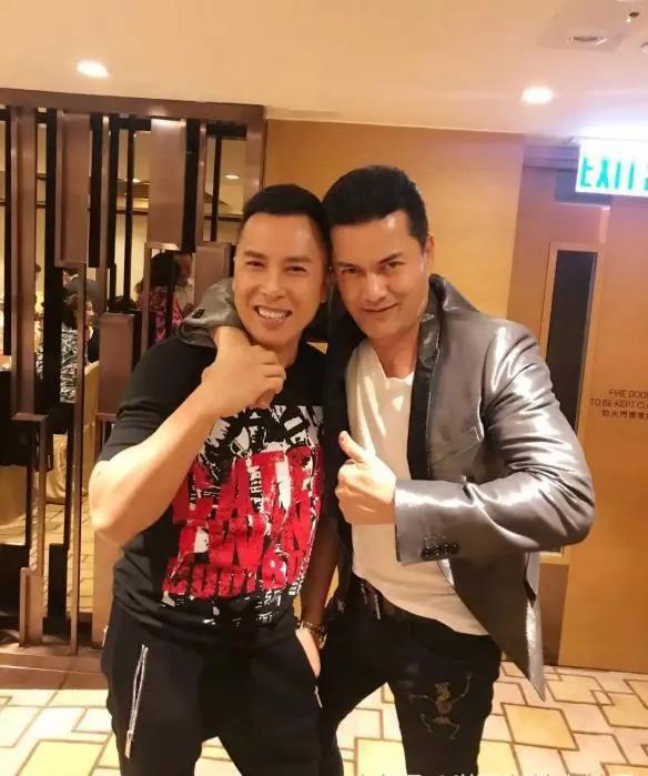 吕良伟聚会喝多了以后直接锁脖甄子丹拍照，而甄子丹显然想扳开吕梁伟的手，却发现根本