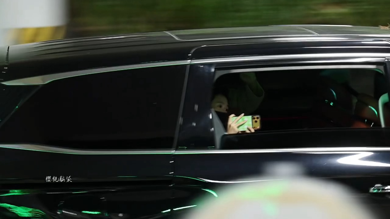 李昀锐海口到达开车窗和粉丝打招呼双向奔赴🈶 期待明天星光大赏 