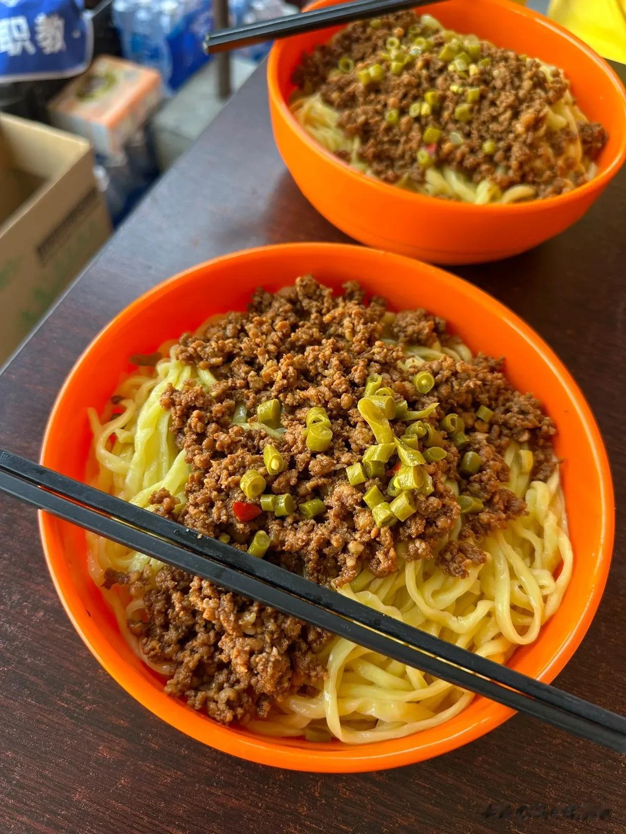 #乌鲁木齐头条# 这是一家藏到农大四合院的一家拌面馆子，这家店是真的名声在外呢，