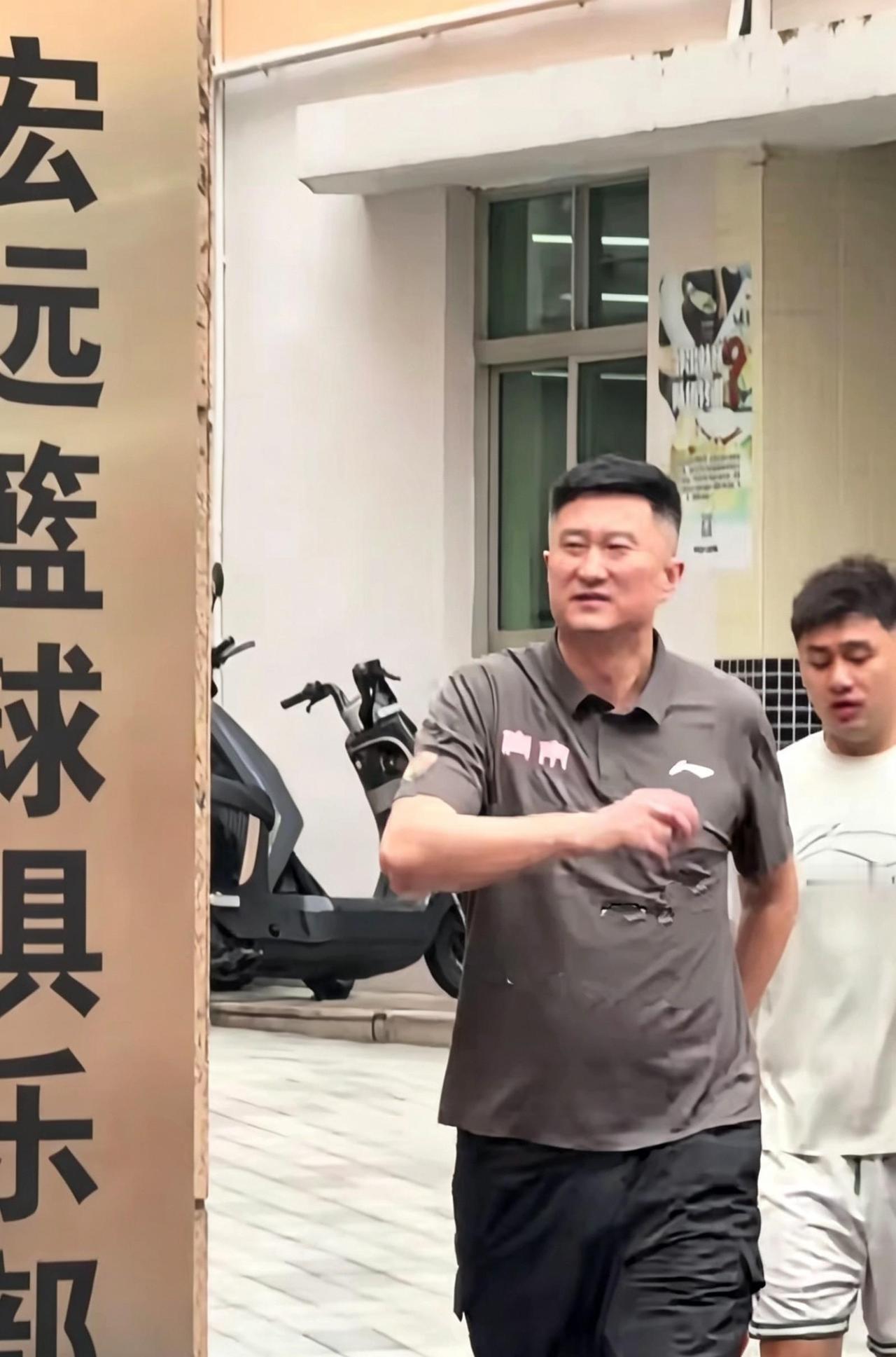 训练馆的喧嚣刚散去，球队上下都在为明天的比赛做最后的调整，不过细心的球迷可能会发