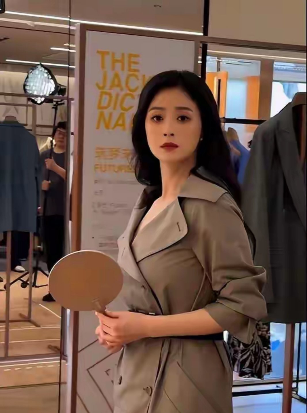 骨架大就别穿这种大翻领的风衣🧥，换个造型师吧！ 