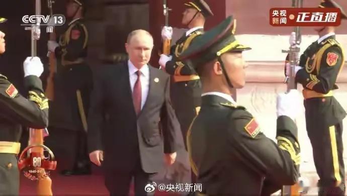 当普京大帝看了我们的阅兵以后，估计得馋坏了！
尤其是我们这些反无人机装备，普大帝