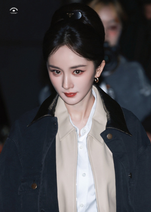 杨幂 我都僵硬了  美到发光的 Prada 女王！杨幂被连环摆拍整无奈，说自己要