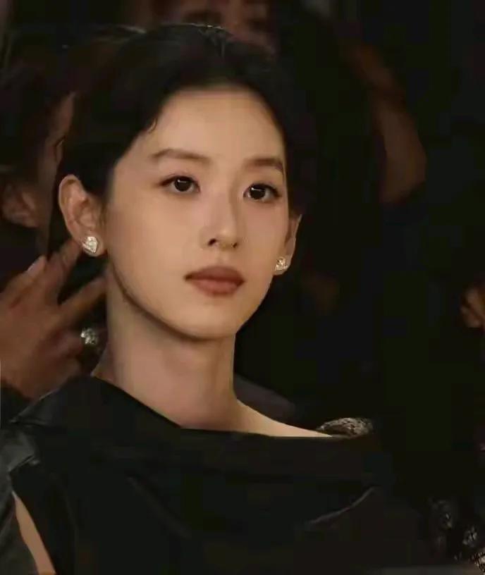 章泽天长着一张初恋脸，也长着一张明星脸，初恋脸可以嫁得好老公，明星脸可以靠自己，