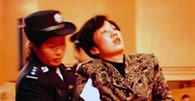 2001年，“女老虎”蒋艳萍被判处死刑，万念俱灰之下，听说只要怀孕就可争取缓刑，
