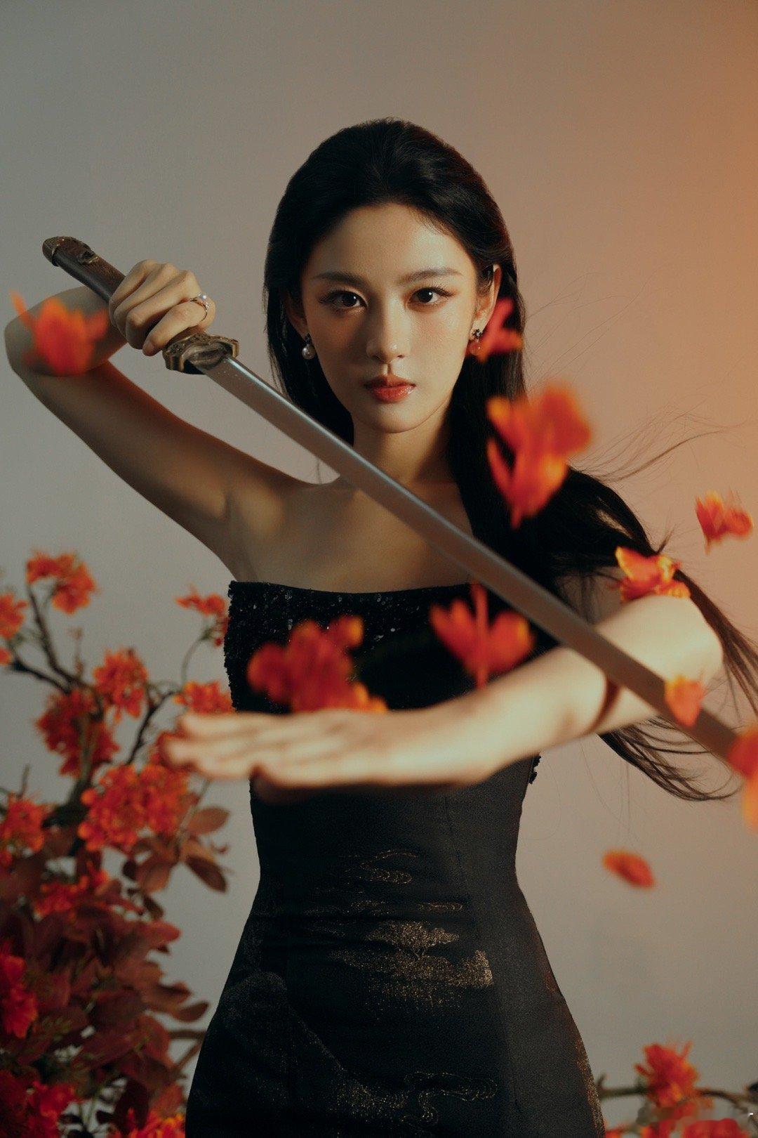 赵晴梧桐树下美人花 赵晴好一个画报美人[拜托]横店影视节出发图实力诠释人比花娇，