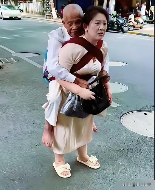 这样儿媳哪里找

人间大爱多美好

公公有病背着跑

急到医院把病瞧

世上自有